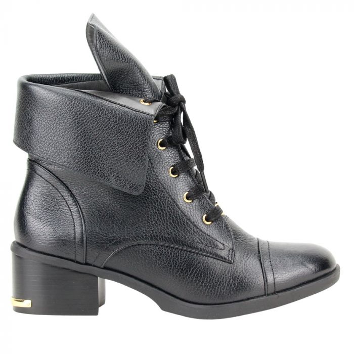 botas com monograma