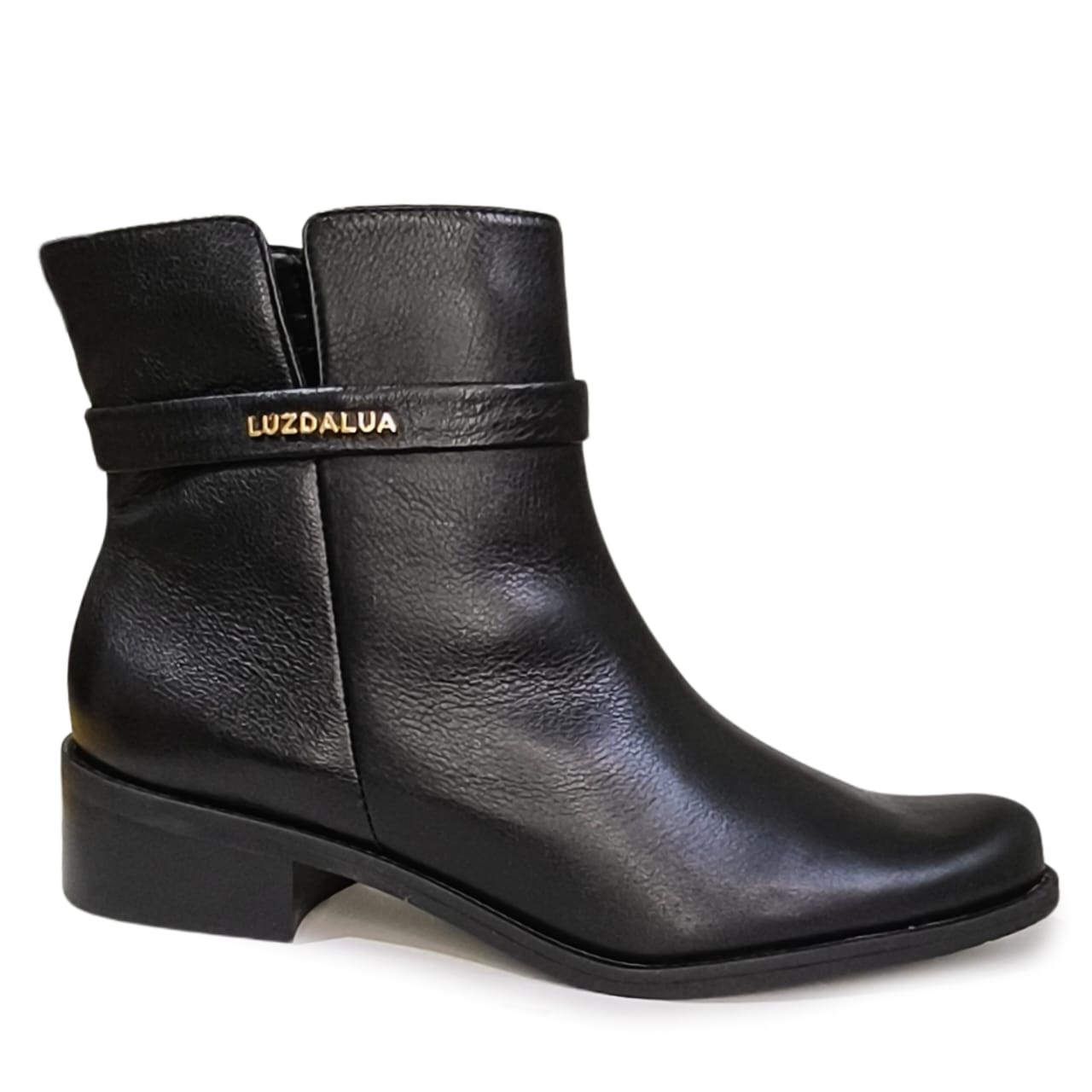 botas com fivelas