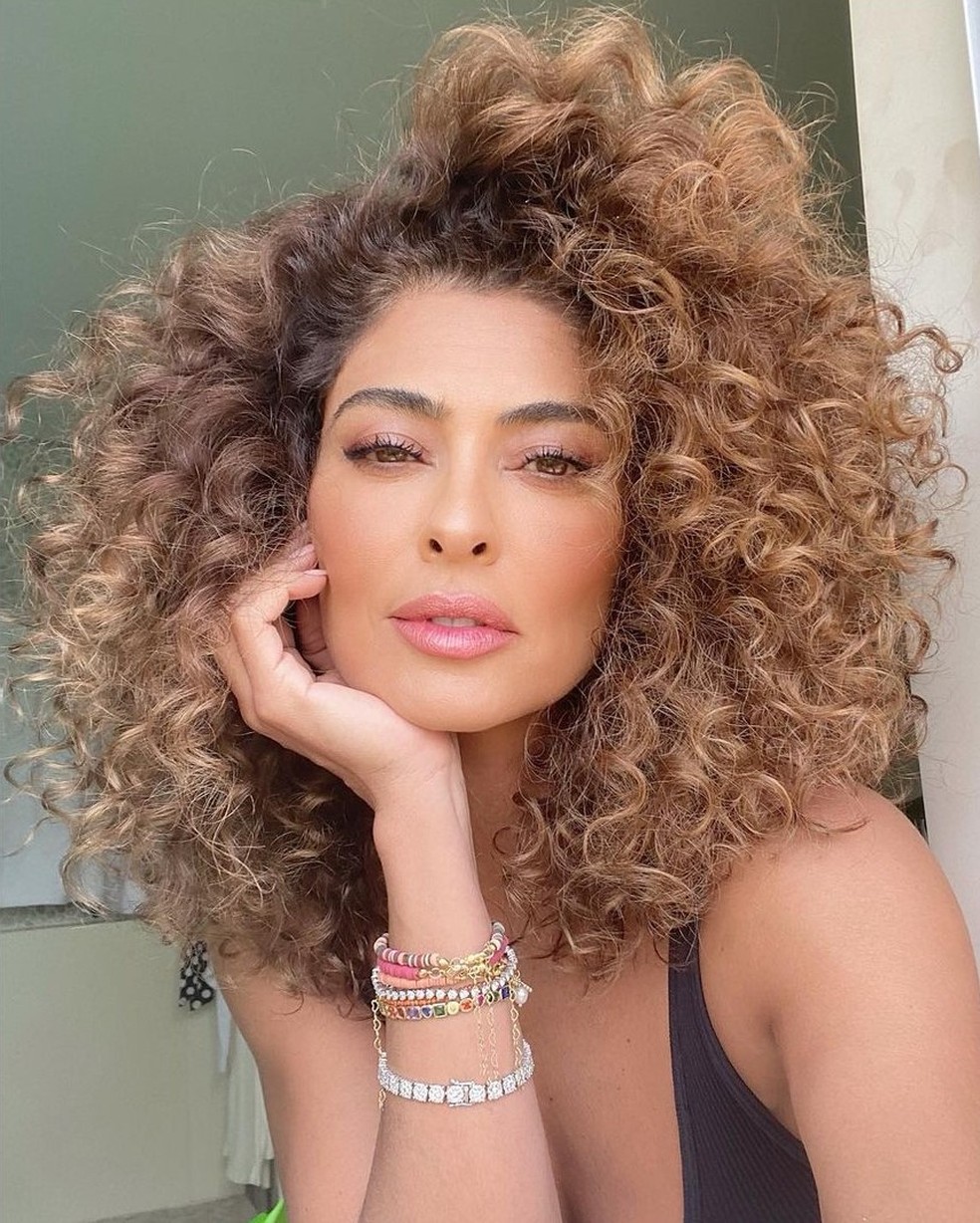 5 ideias de títulos:
1. Cabelo 5B: O Guia Completo para Entender e Cuidar dos Fios Crespíssimos
2. Desvendando o Cabelo 5B: Características