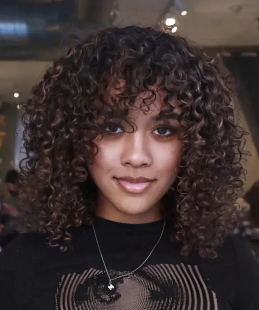 Shaggy Hair Cacheado: O Retorno do Corte Icônico dos Anos 80