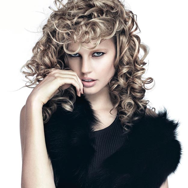 Guia Completo de Finalização para Cabelos Cacheados com Volume Anos 80