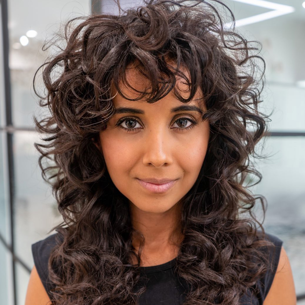 Guia Completo de Finalização para Cabelos Cacheados com Volume Anos 80