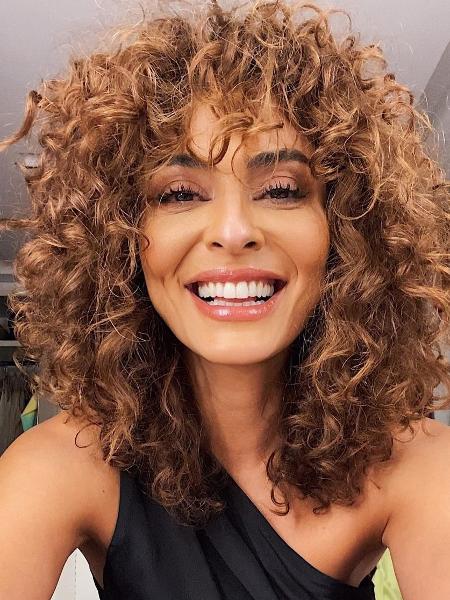 Guia Completo de Finalização para Cabelos Cacheados com Volume Anos 80