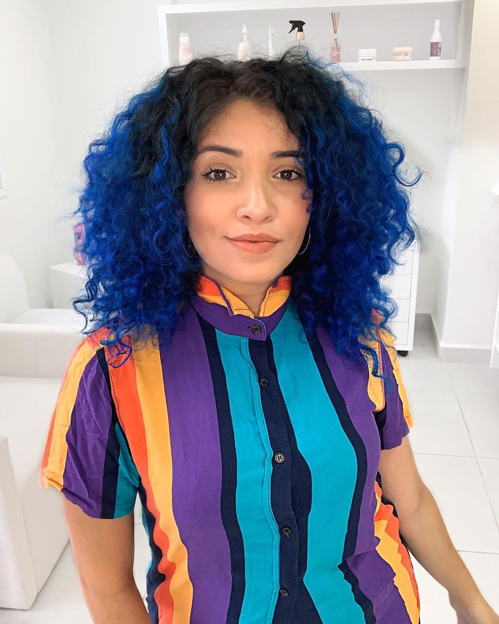 cabelo azul escuro pontas