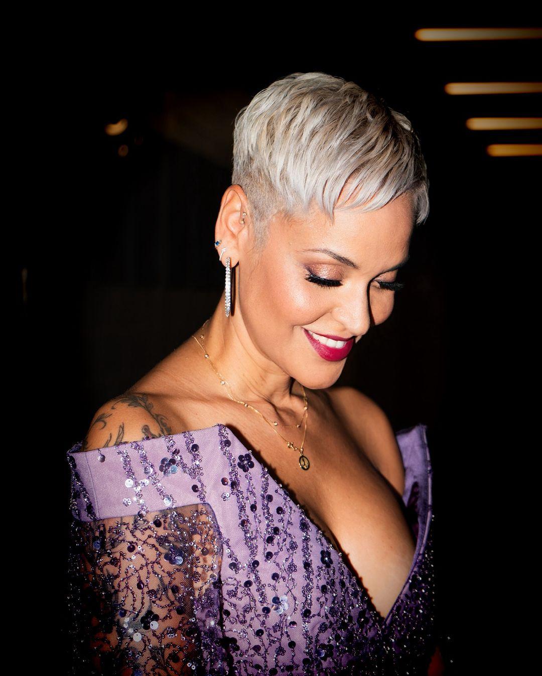 5 ideias de títulos para posts sobre cabelos brancos curtos:
1. Assuma o Grisalho: Os Cortes Curtos Mais Modernos para Você!
2. Cabelo Branco Curto: Dicas Essenciais de Corte e Manutenção.
3. Do Cinza ao Prata: Como Cuidar e Estilizar seu Cabelo Branco Curto.
4. Pixie Cut Grisalho: O Corte que Transforma e Revitaliza.
5. Transição para o Branco: Cortes Curtos que Facilitam o Processo.