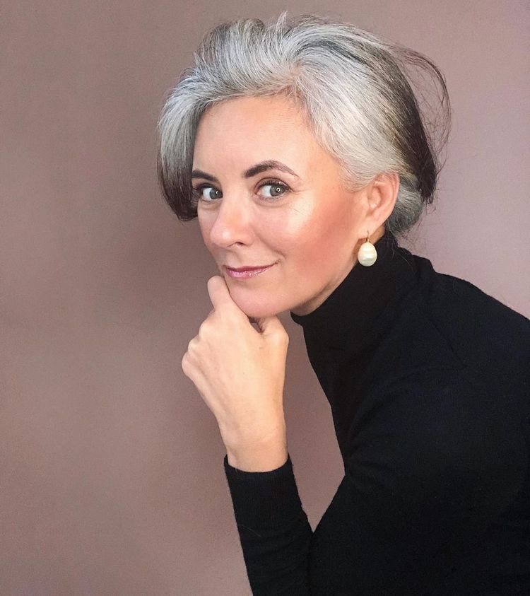 Acessórios e Maquiagem Essenciais para o Look Cabelo Branco Tumblr