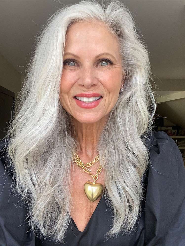 Acessórios e Maquiagem Essenciais para o Look Cabelo Branco Tumblr