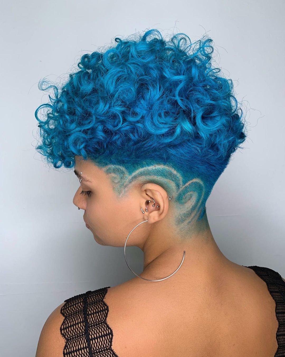 5 ideias de títulos:
1. Guia Completo: Como Conseguir e Manter um Cabelo Cacheado Azul Vibrante
2. Os Melhores Tonalizantes Azuis para Cabelos Cacheados: Hidratação e Cor Intensa
3. Técnicas de Aplicação de Azul em Cabelos Cacheados: Ombré