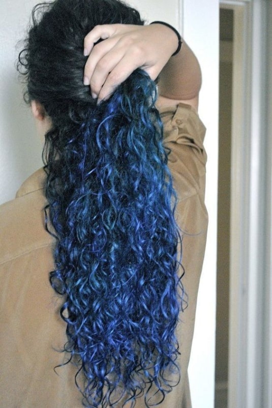 Cabelo cacheado azul marinho
