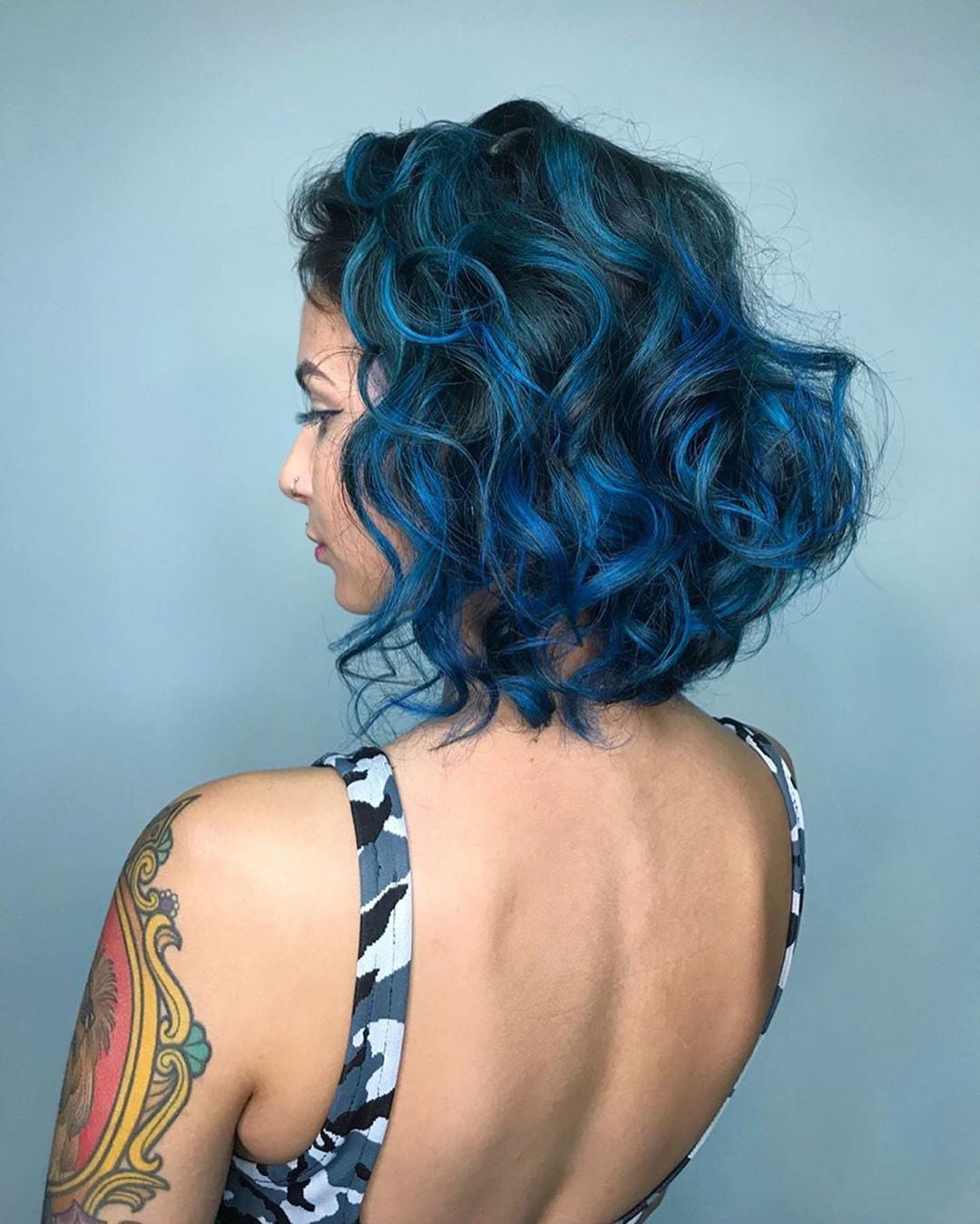 Cabelo cacheado azul elétrico
