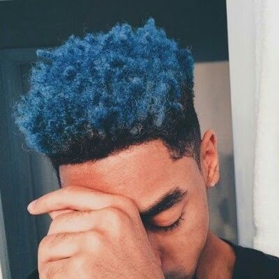 Cabelo cacheado azul marinho