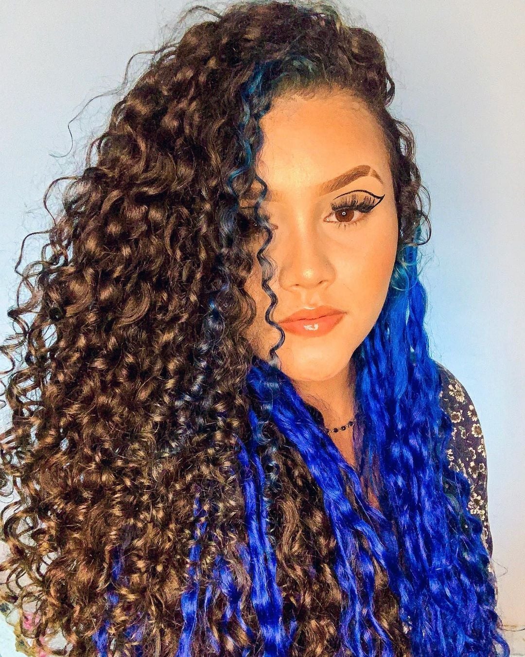 Cabelo cacheado azul royal