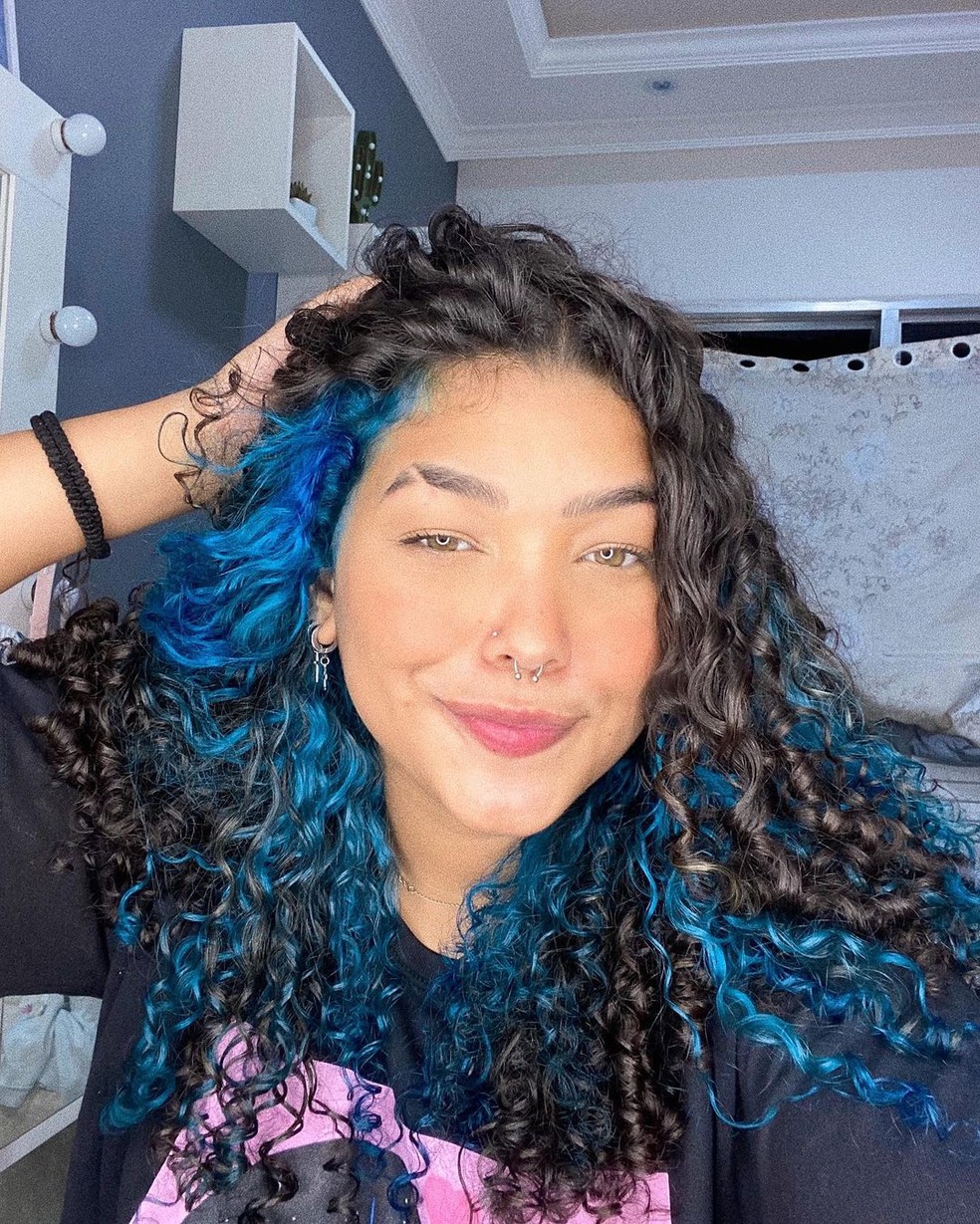 descoloração cabelo cacheado colorido