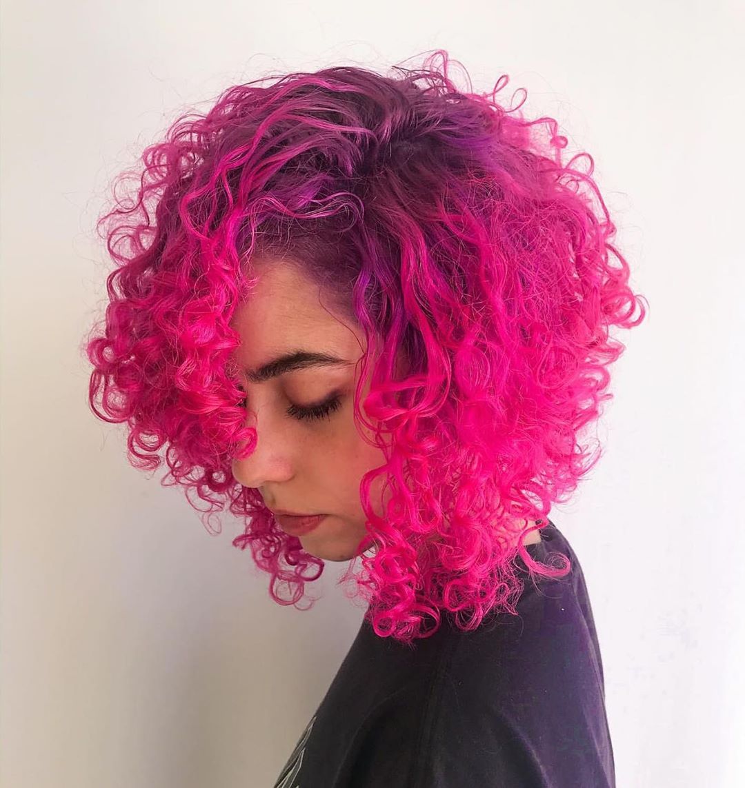 cabelo cacheado colorido arco-íris