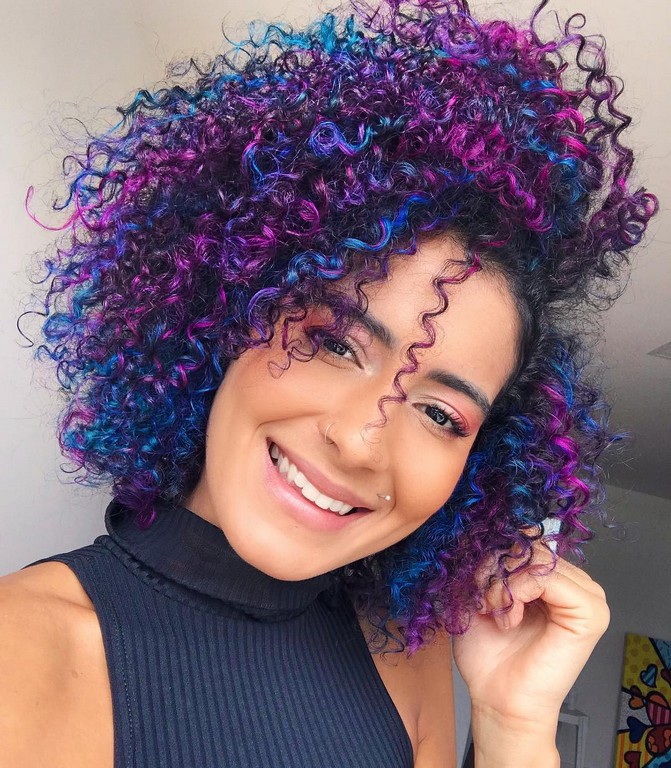 cabelo cacheado colorido peek-a-boo