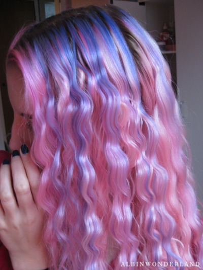 cabelo cacheado colorido azul