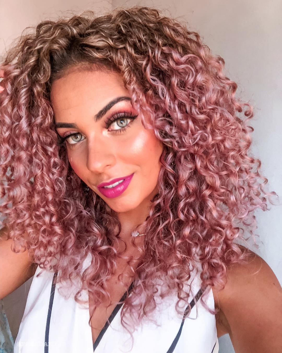 cabelo cacheado colorido vermelho