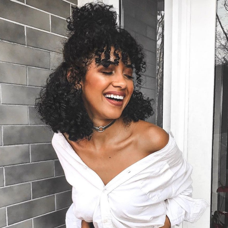 Como Escolher a Franja Perfeita para Seu Tipo de Cacho e Rosto