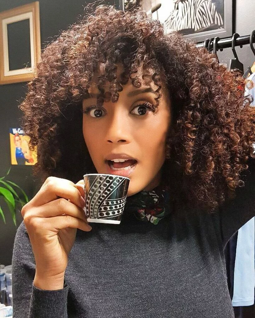 Franjas que Rejuvenescem: Opções para Cabelos Cacheados