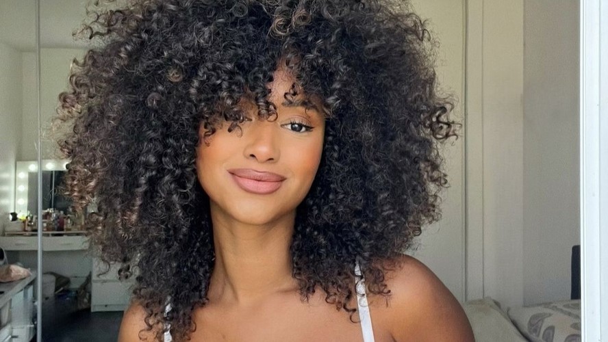 Corte em Camadas para Cabelos Cacheados: O Segredo para Volume e Definição