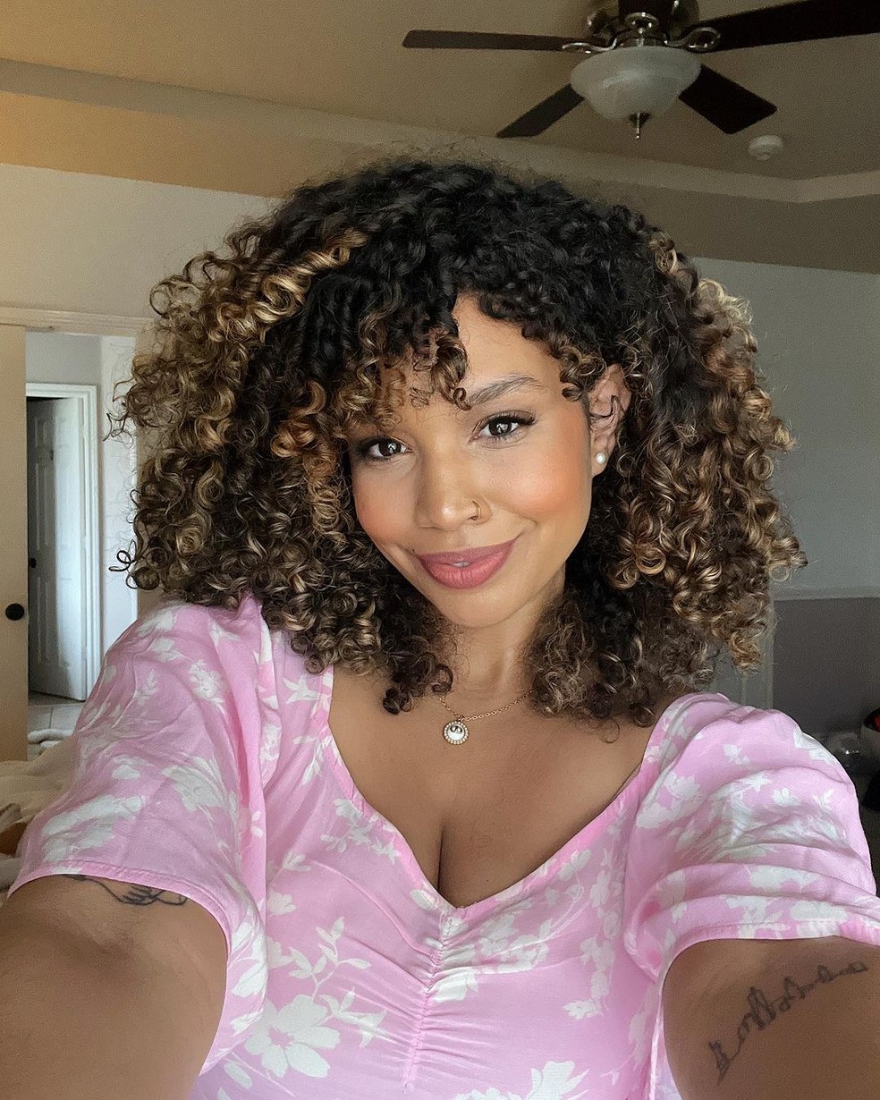 cabelo cacheado curto com luzes