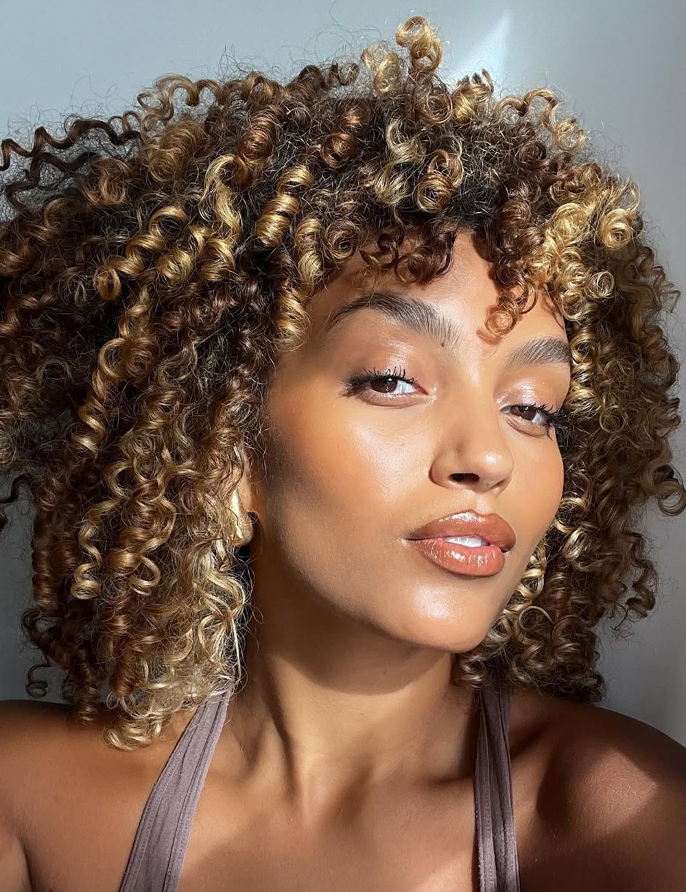 cabelo cacheado curto com luzes vs cabelo cacheado curto com mechas