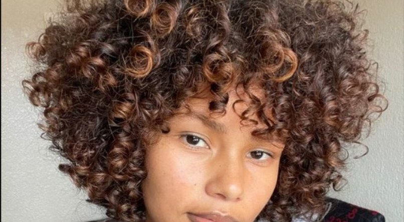 como cuidar de cabelo cacheado curto com luzes platinadas