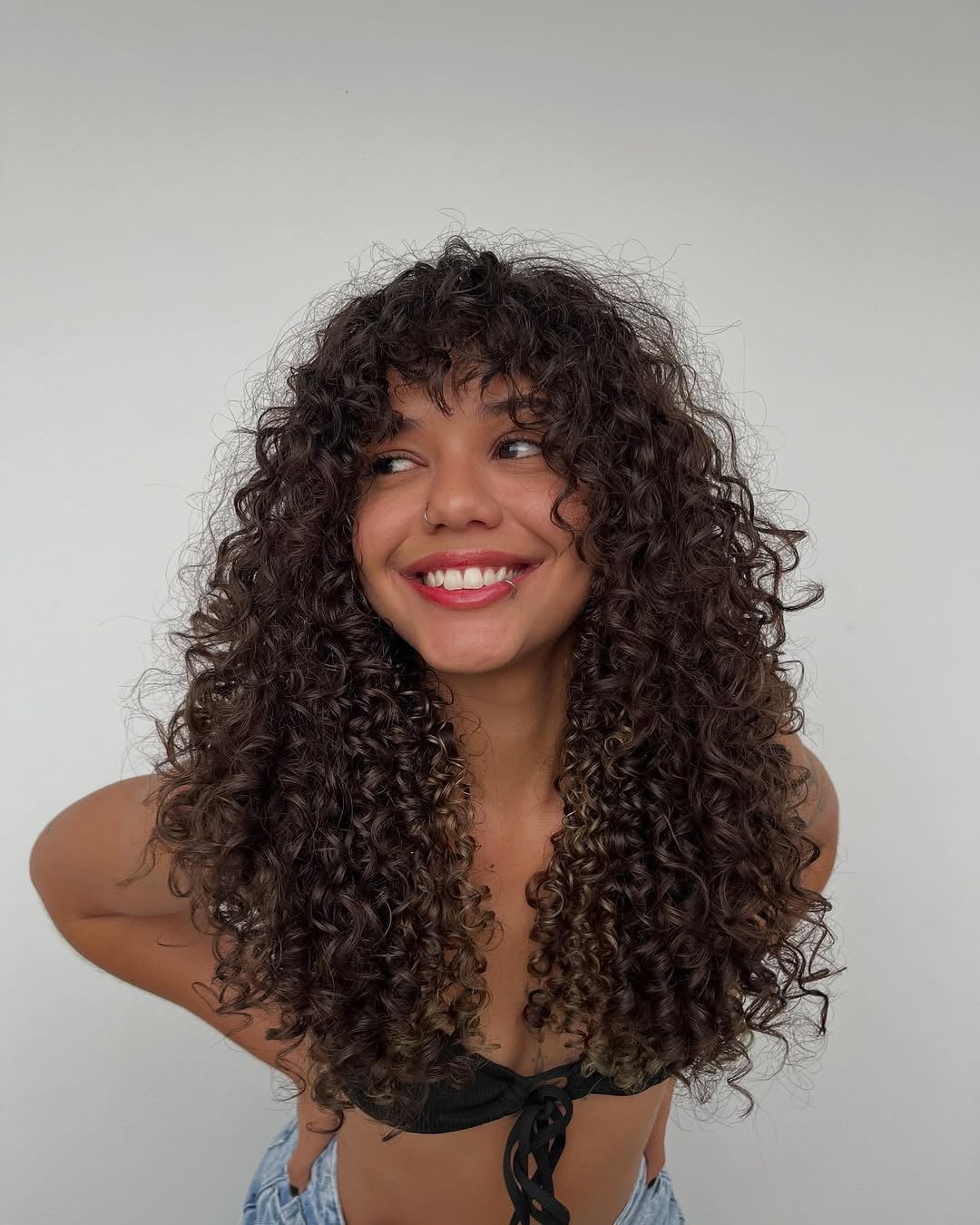 Corte em Camadas para Cacheadas: O Segredo para Volume e Movimento Ideal