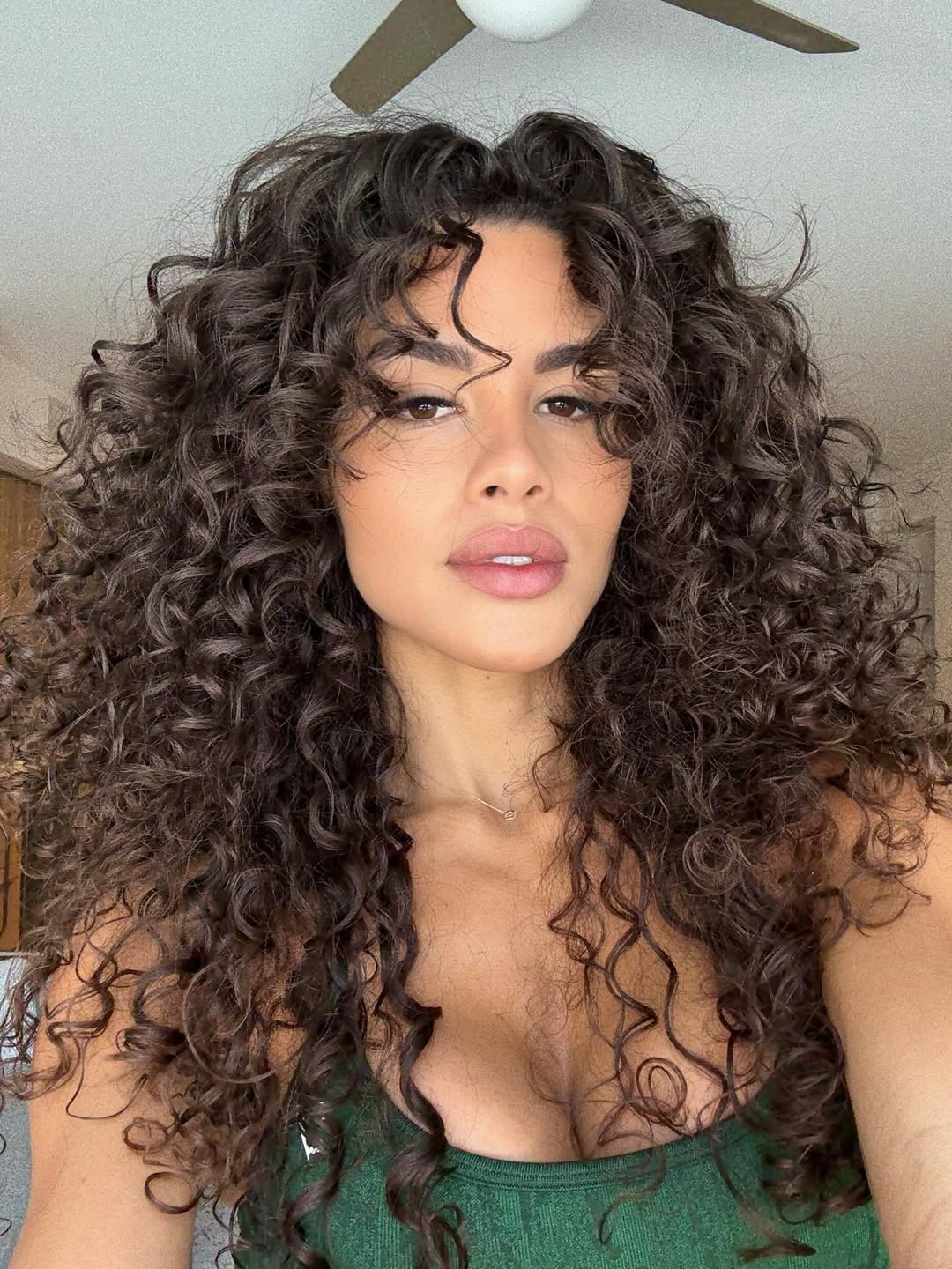 Corte em Camadas para Cacheadas: O Segredo para Volume e Movimento Ideal