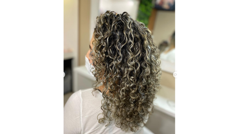 Morena Iluminada em Cachos: Escolha o Tom Perfeito para Você