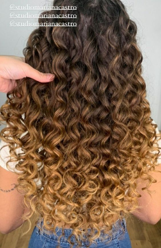 5 ideias de títulos:
1. Mechas Californianas em Cabelos Cacheados: Guia Completo
2. Como Fazer Californianas em Cachos: Passo a Passo
3. Cuidados Essenciais para Californianas em Cabelos Cacheados
4. Californianas: A Técnica Perfeita para Iluminar Cachos
5. Tons Ideais de Californiana para Cabelos Cacheados
