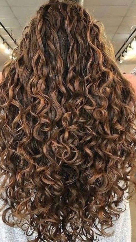 cabelo cacheado pintado monocromático