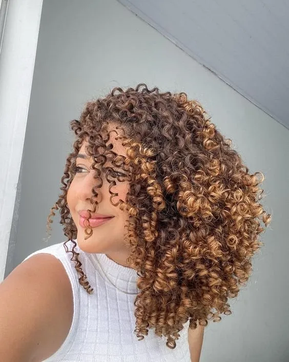 cabelo cacheado pintado antes e depois