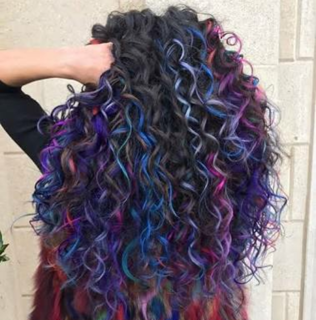 cabelo cacheado com mechas coloridas