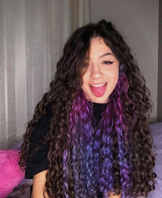 cabelo cacheado com mechas coloridas