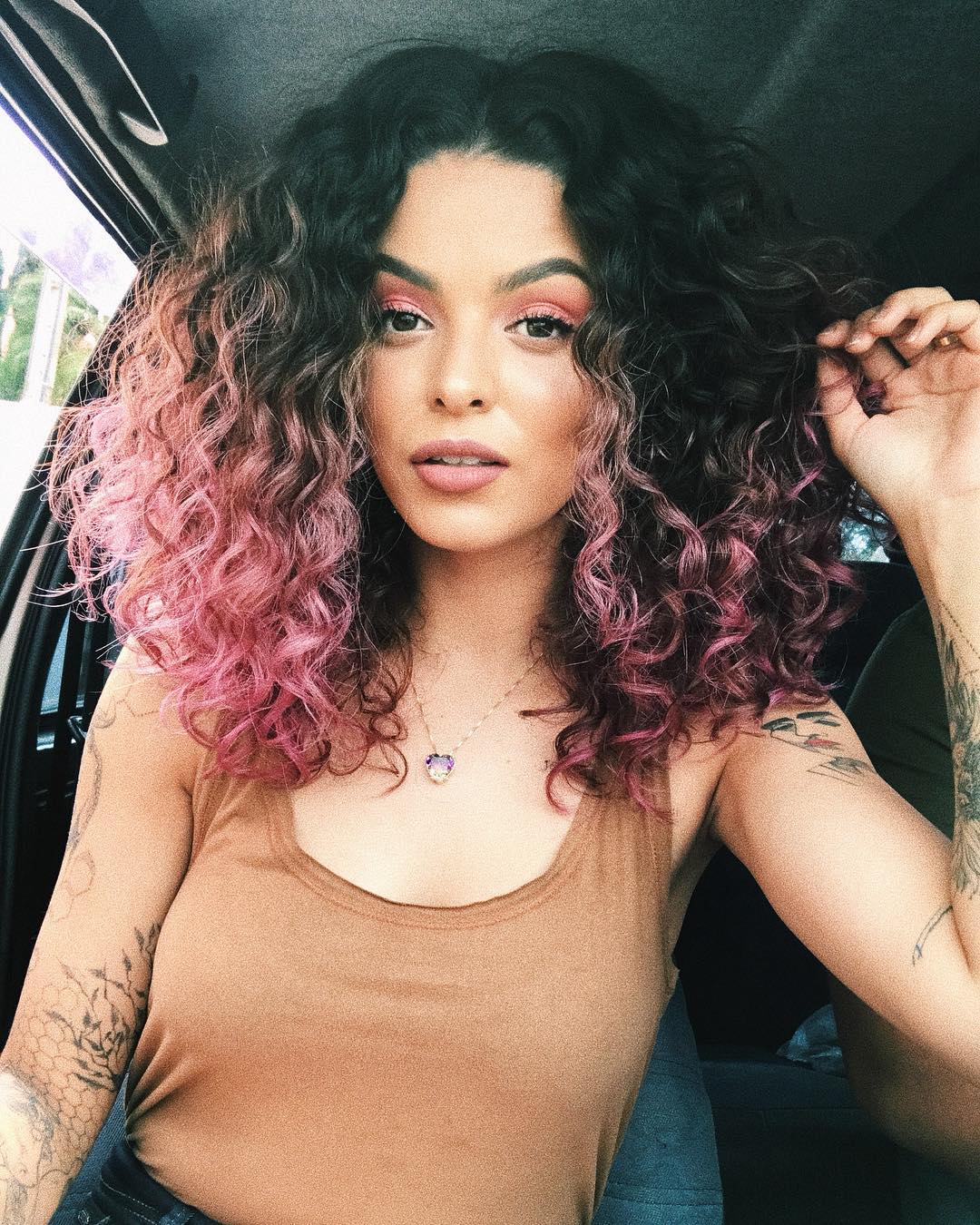 cabelo cacheado rosa