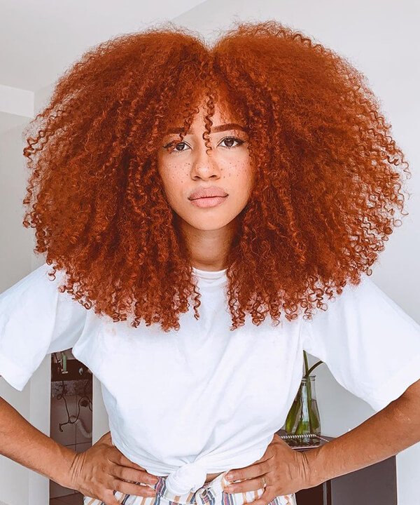 cabelo cacheado rosa