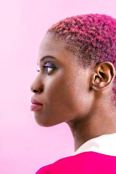 cabelo cacheado rosa