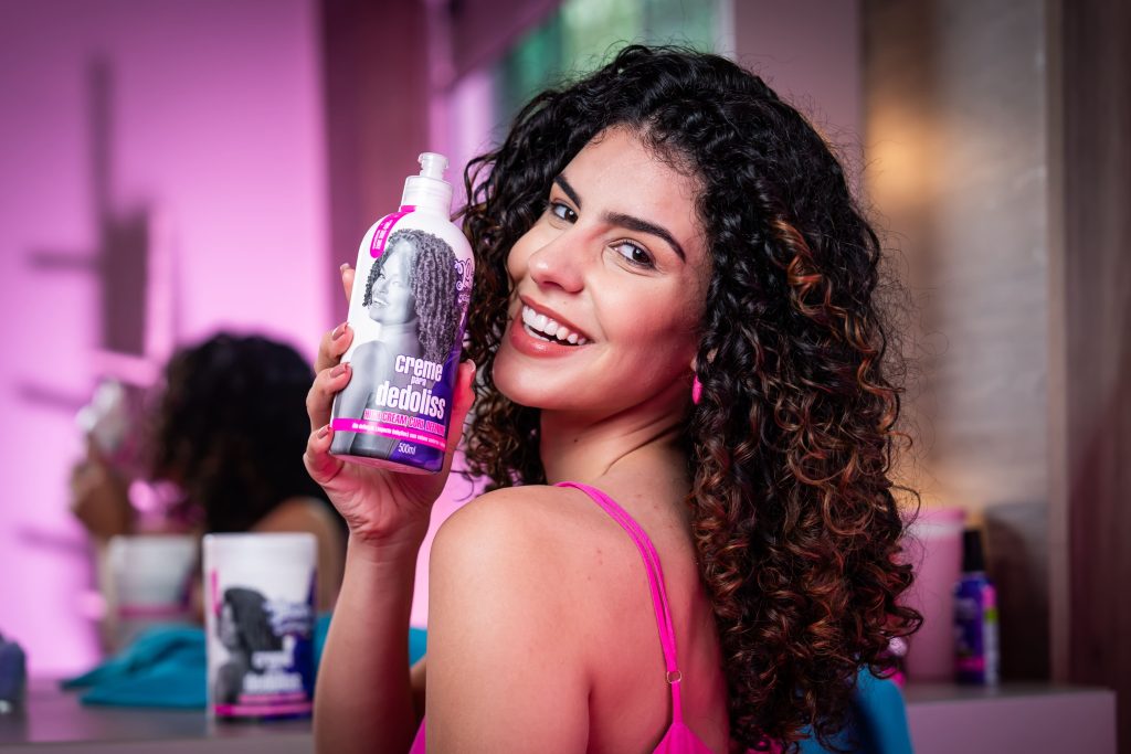 cabelo cacheado rosa