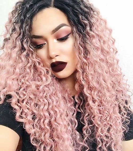 cabelo cacheado rosa