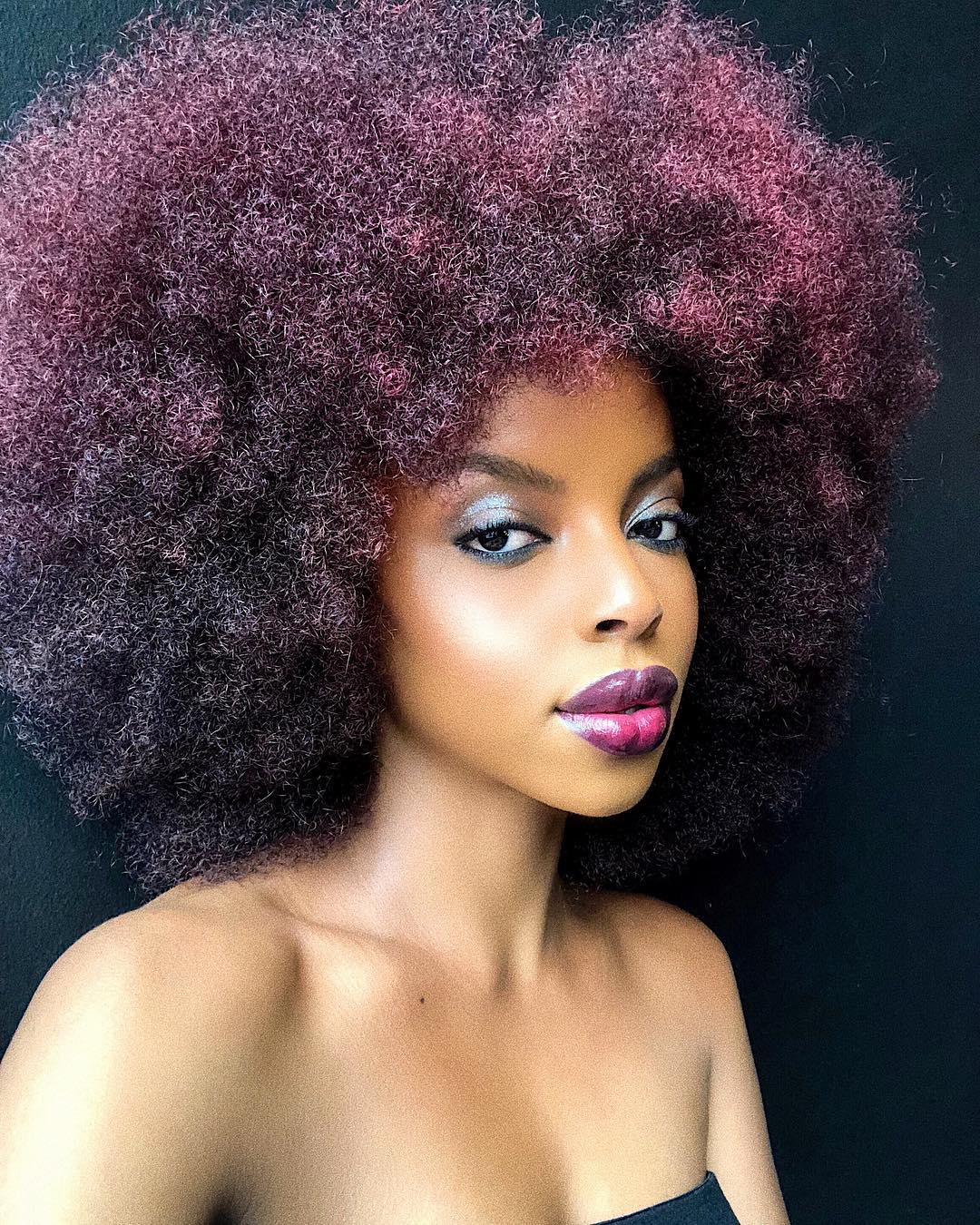 Cabelo cacheado roxo escuro