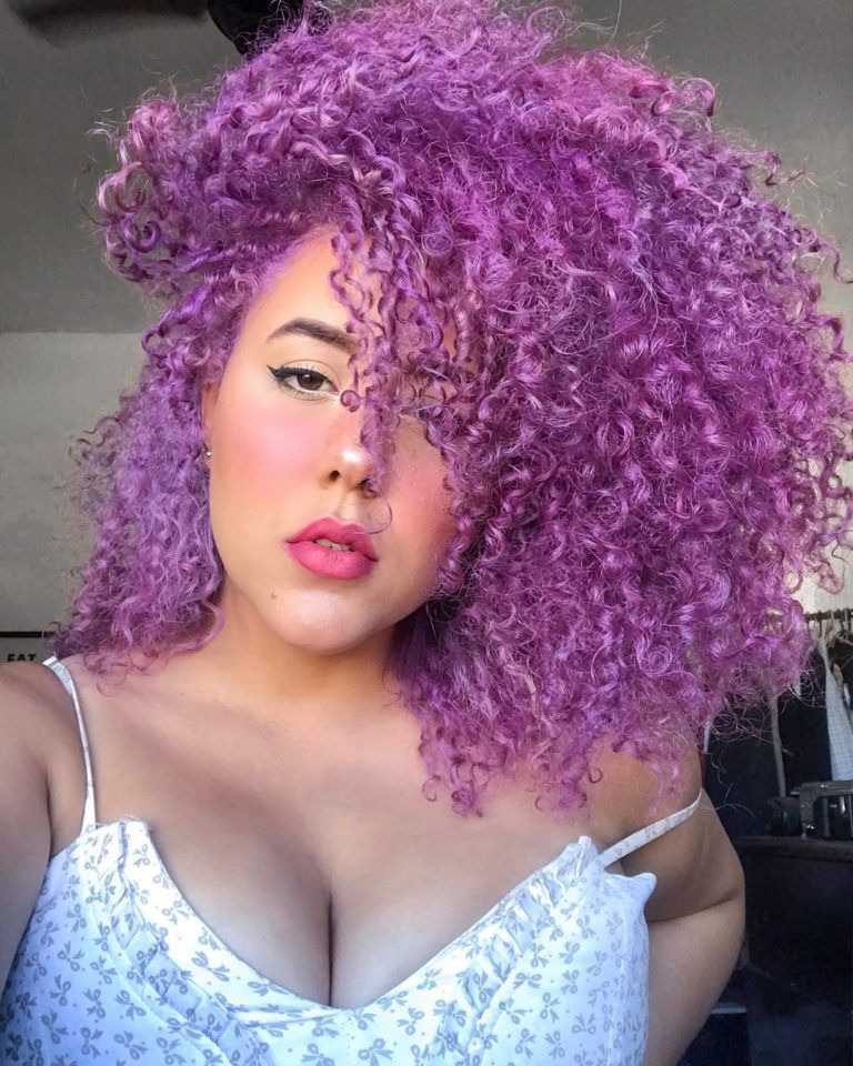 Cabelo cacheado roxo escuro