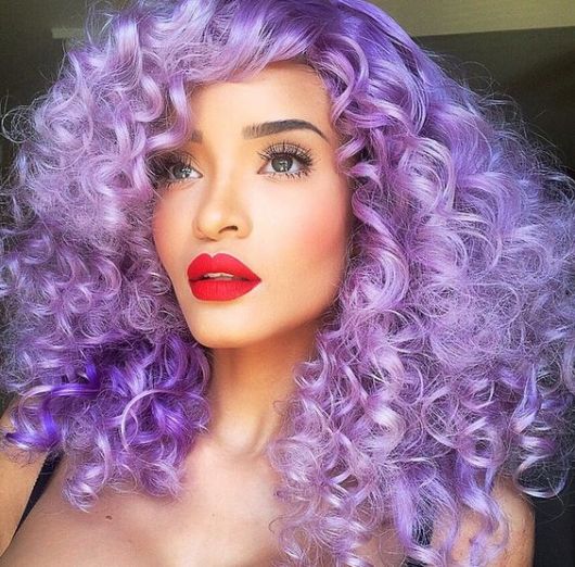 Cabelo cacheado roxo sem descolorir