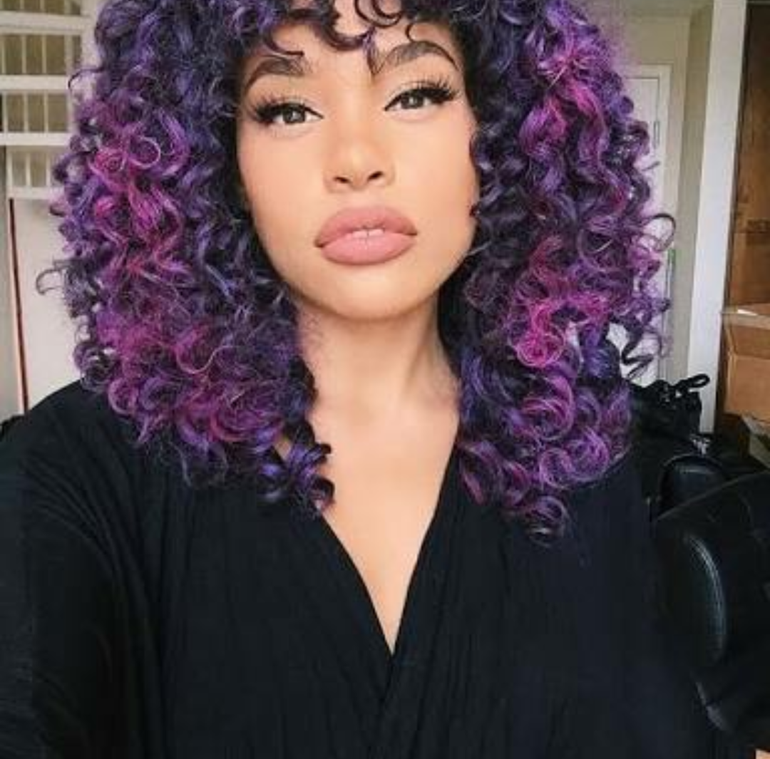 Cabelo cacheado roxo degradê