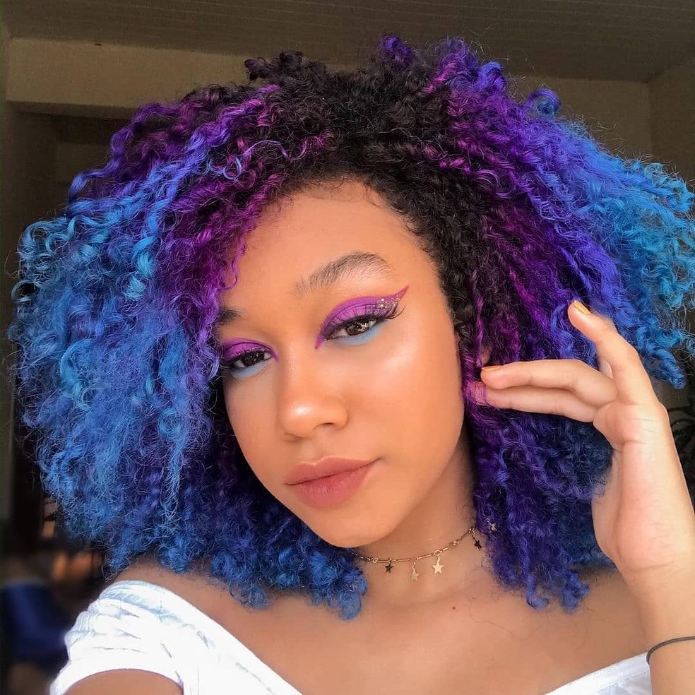 Cabelo cacheado roxo lilás