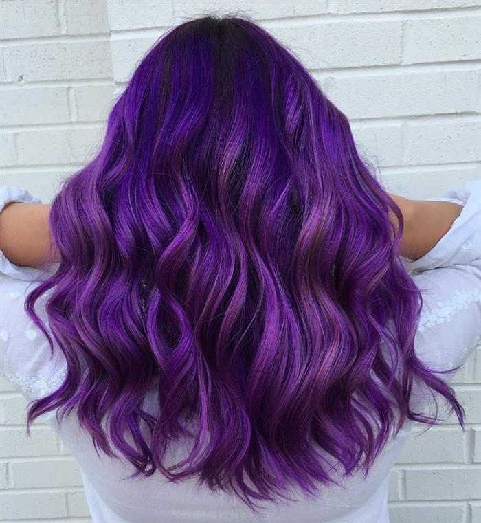 Cabelo cacheado roxo vibrante