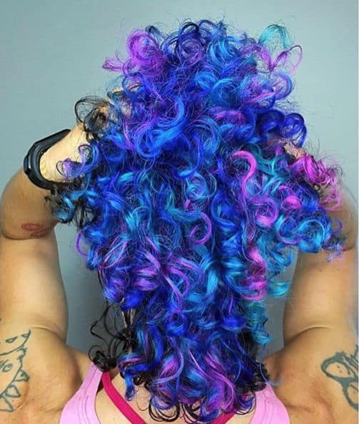 Cabelo cacheado roxo natural