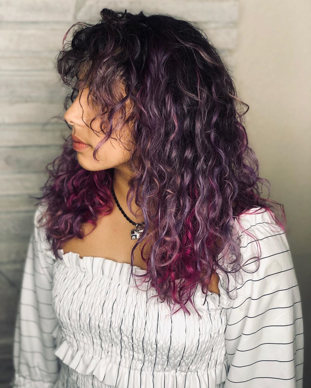 Cabelo cacheado roxo degradê