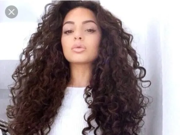 Penteados Tumblr para Cabelos Cacheados: Volume e Definição em Destaque