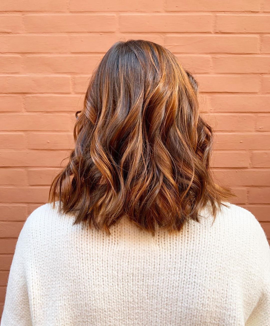 Técnicas e Cuidados Essenciais
3. Luzes Caramelo: Transforme Seu Cabelo Castanho com Essa Tendência Quente
4. Morena Iluminada Caramelo: Inspirações e Dicas para Conquistar o Tom Ideal
5. Manutenção e Saúde dos Fios: Tudo o Que Você Precisa Saber Sobre Cabelo Caramelo